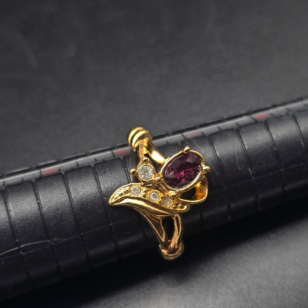 Avon Faux Amethyst Ring Size 7.5 Gold Tone Vintage Jewelry - Picture 8 of 8